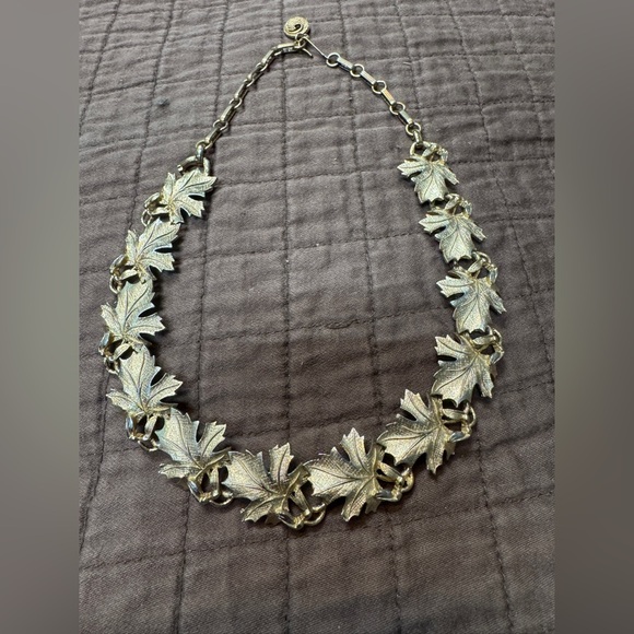Vintage Lisner Maple Leaf Faux Pearl Necklace – Openwork Gold Tone